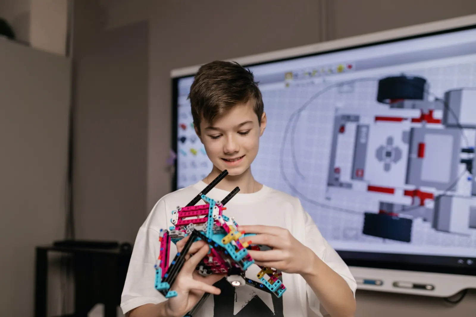 Robotik bir projeyle uğraşan çocuk
